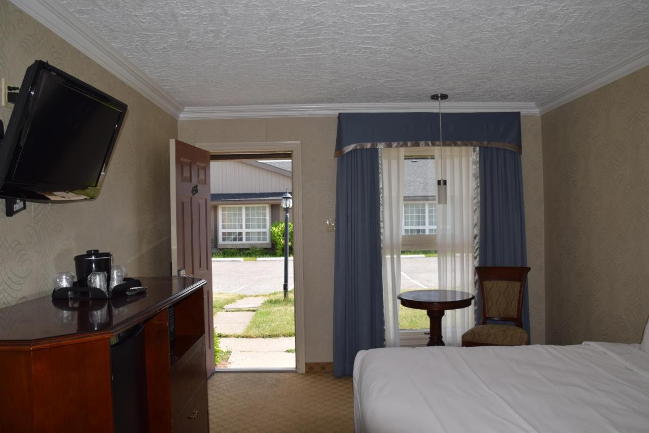 Festival Courtyard Inn Стратфорд Экстерьер фото