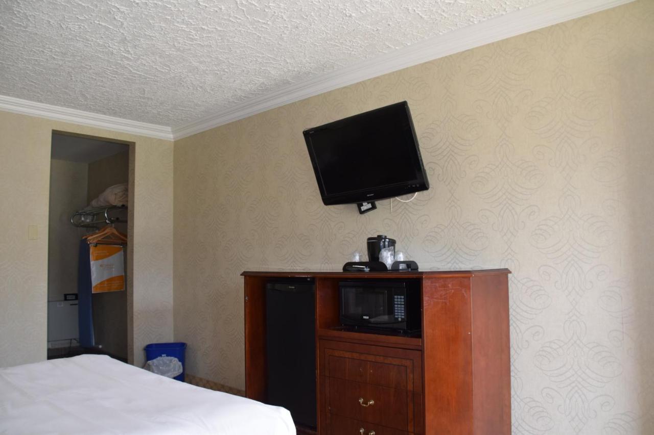 Festival Courtyard Inn Стратфорд Экстерьер фото