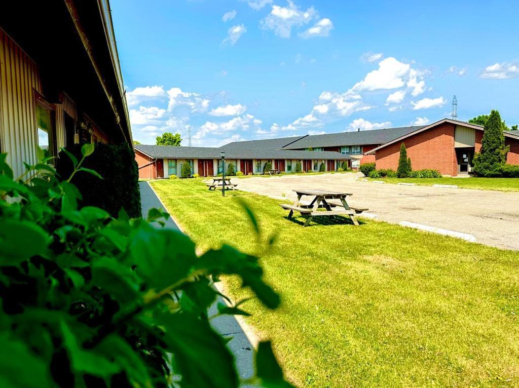 Festival Courtyard Inn Стратфорд Экстерьер фото