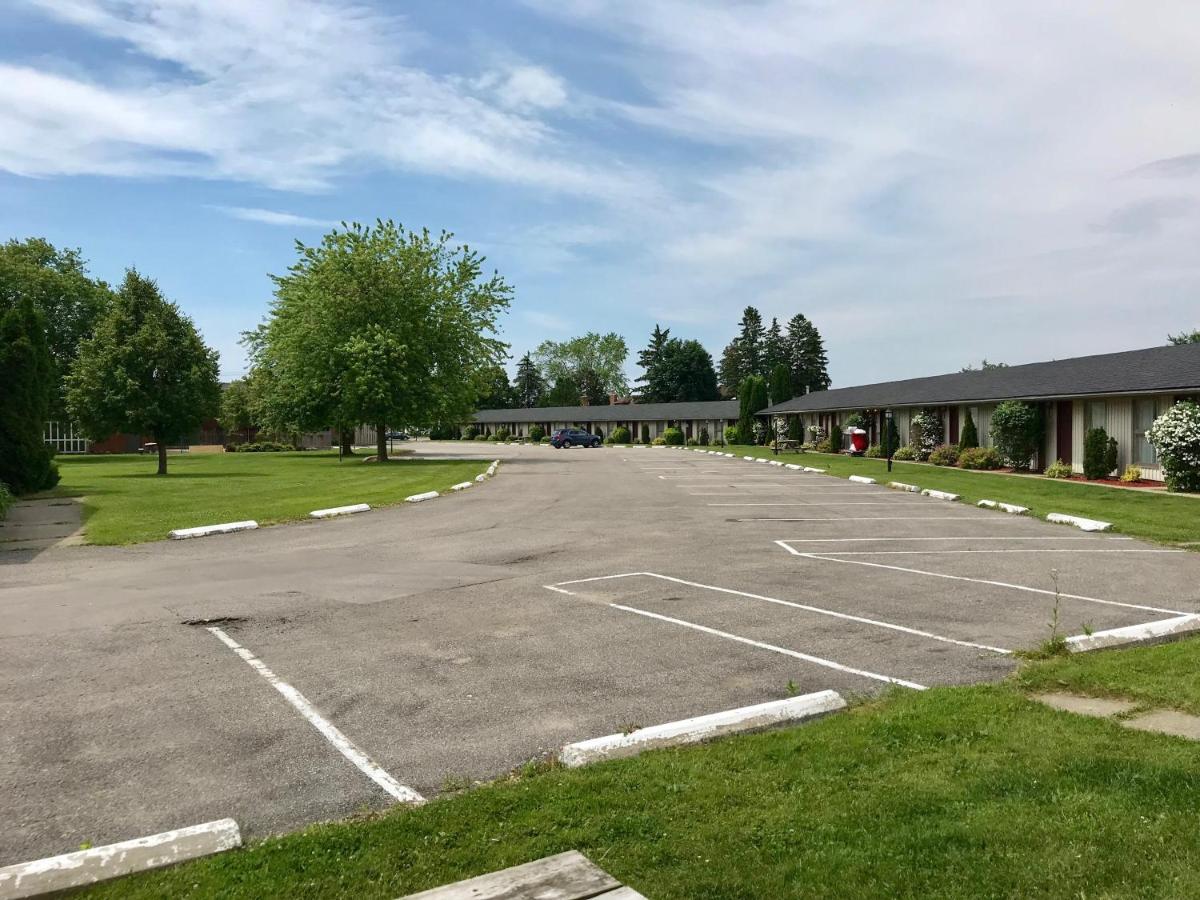 Festival Courtyard Inn Стратфорд Экстерьер фото